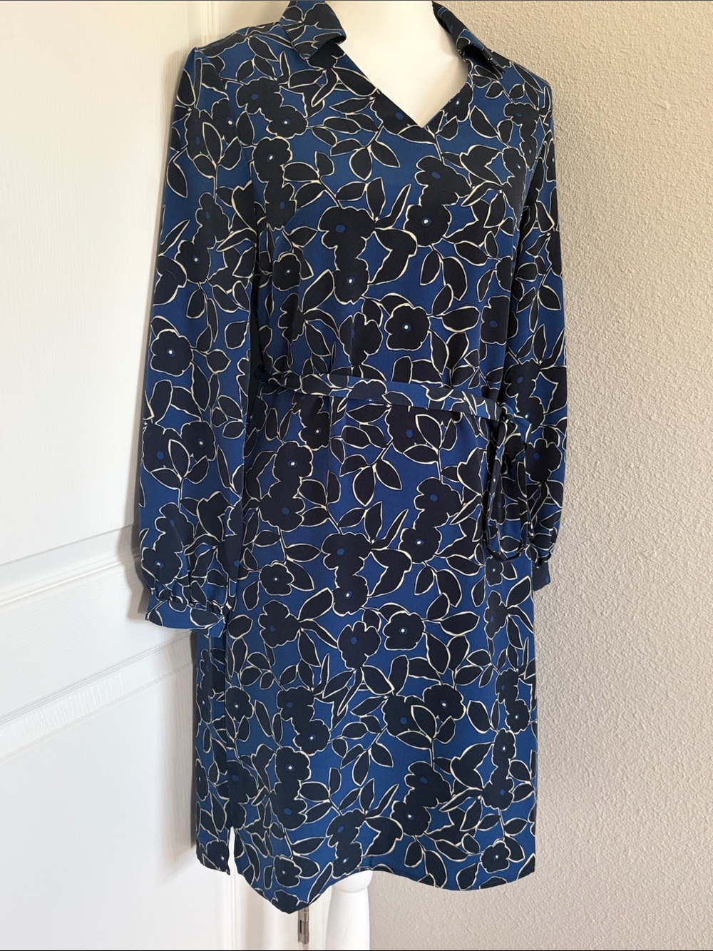 Banana Republic Floral Tie-Waist V-Neck Dress in Navy Blue